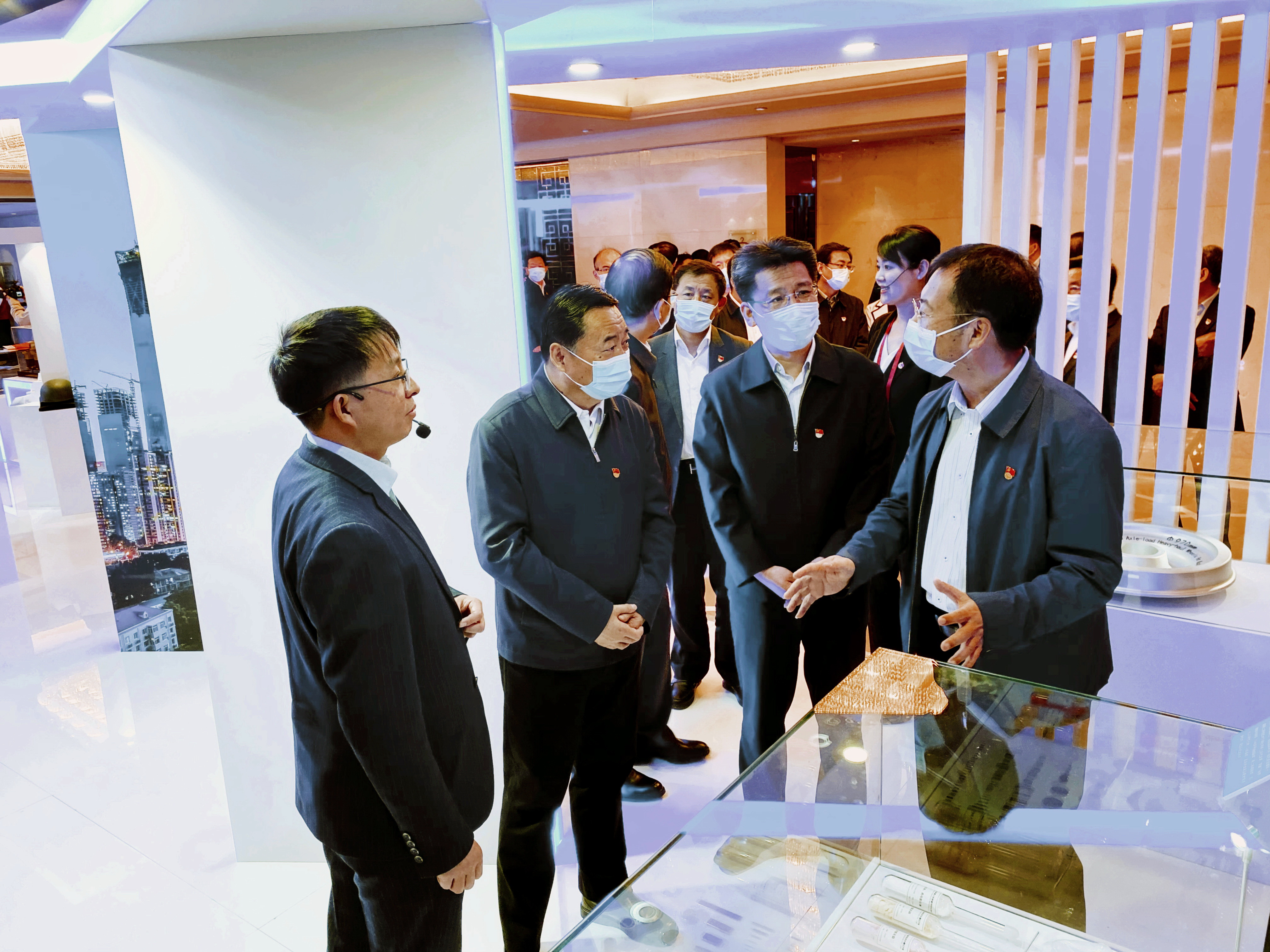 郝鵬、賀軍科一行參觀中央企業(yè)青年科技創(chuàng)新成果展有研集團(tuán)展臺(tái)，黨委書(shū)記、董事長(zhǎng)趙曉晨做專(zhuān)題介紹