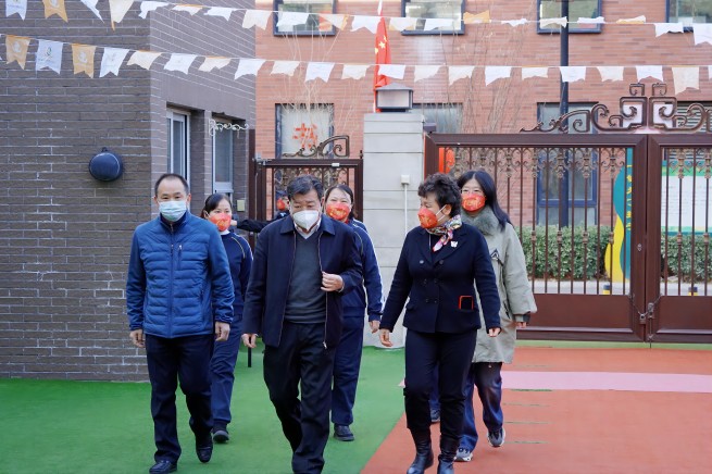 中國有研黨委委員、副總經(jīng)理王臣慰問有研幼兒園和有研衛(wèi)生站全體員工