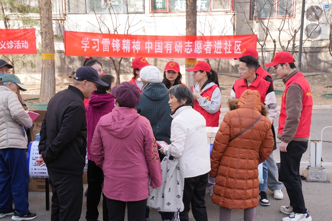 學(xué)習(xí)雷鋒精神 中國有研志愿者進社區(qū)