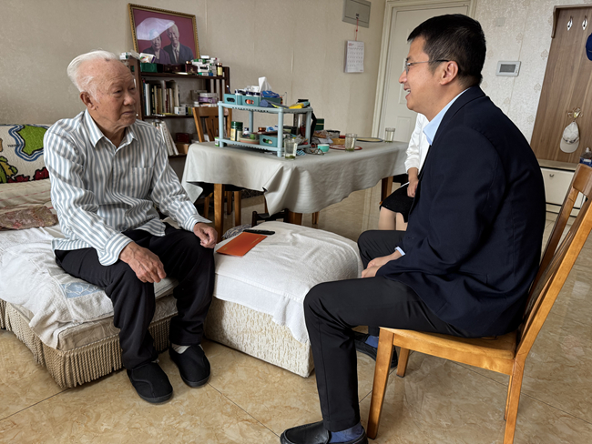 中國有研開展老干部、老黨員走訪慰問活動(dòng)